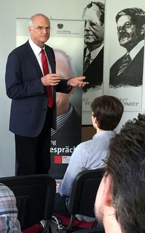 Lothar Binding bei seinem Vortrag in Schwetzingen